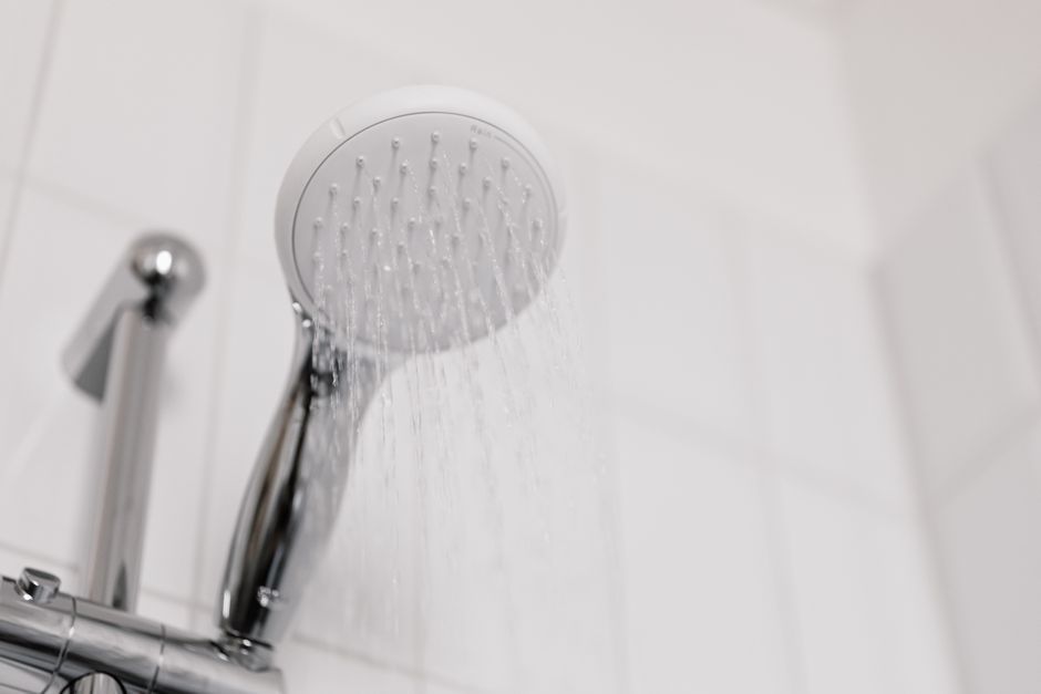 Rakning i duschen: fördelar, nackdelar och bästa produkterna